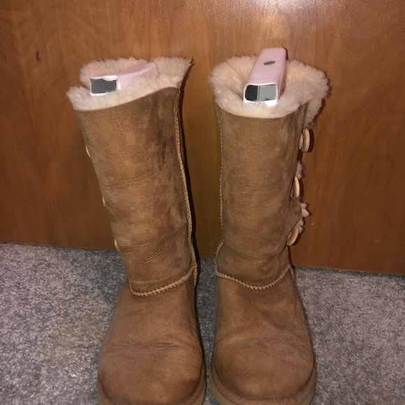 UGG® Girls' Bailey Button Triplet II Boots (Youth) - Picture 7 of 7